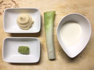 11、鸡肉紫苏培根卷佐京葱芥末酱,酱汁材料准备…