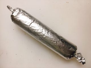 9、鸡肉紫苏培根卷佐京葱芥末酱, 嗯,又是卷成一条大白兔奶糖的模样,两头拧紧,下锅不进水…然后丢锅里,水开后煮八分钟左右…