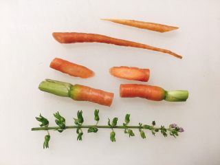 10、鸡肉紫苏培根卷佐京葱芥末酱, 趁煮鸡的时间,把配菜切好,把酱汁调好…