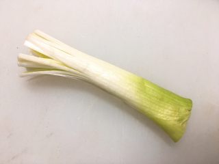 12、鸡肉紫苏培根卷佐京葱芥末酱, 大葱切末,先这样划几刀,划成扫把的模样…