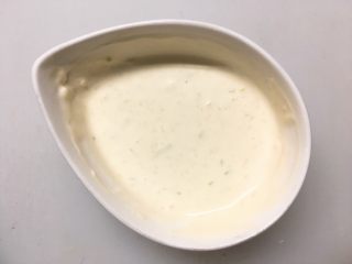14、鸡肉紫苏培根卷佐京葱芥末酱, 把酱汁材料混到一块,搅拌均匀,一款比较有个性的酱汁,芥末改变了奶油蛋黄酱一入口时候的的柔和,会在入口的尾段留下一点刺激感,大葱末增加的酱汁的层次和口感(又是一种操作很没难度的,但很有意思的酱汁)…