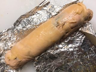 15、鸡肉紫苏培根卷佐京葱芥末酱, 这时候鸡煮好,扒掉锡纸,也可以先冲一下冷水再扒(如果你皮厚不怕烫,可以忽略我的小建议)…