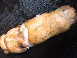 16、鸡肉紫苏培根卷佐京葱芥末酱, 接着放锅里小火煎一下让表皮焦脆一点,丰富一下层次感,而且煎出来的鸡油其实也很香…