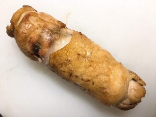 17、鸡肉紫苏培根卷佐京葱芥末酱, 煎出焦黄色,就可以起锅了…