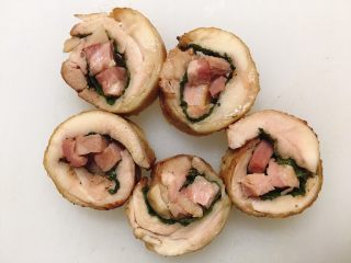 18、鸡肉紫苏培根卷佐京葱芥末酱, 切成段(看着就很诱人)…