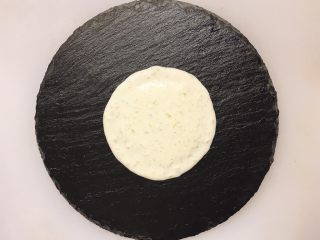 19、鸡肉紫苏培根卷佐京葱芥末酱, 对!又是最激动人心的摆盘时刻!把调好的酱汁倒在中间,酱汁会自己摊成这样(如果这都做不到…嗯,我觉得你可能不太适合做菜了)…