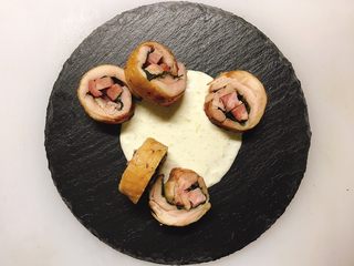 20、鸡肉紫苏培根卷佐京葱芥末酱, 然后码上鸡肉卷,想怎么码都行不一定学我哈(反正我觉得你还是不会码的比我好看)…