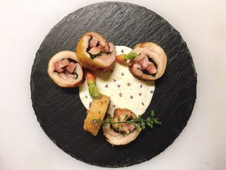 21、鸡肉紫苏培根卷佐京葱芥末酱, 最后放上小萝卜和紫苏花装饰…