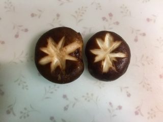 11、快手暖胃番茄火锅,在香菇上切花刀。