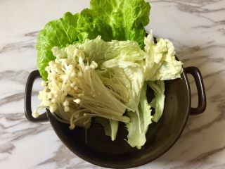 14、快手暖胃番茄火锅,在砂锅里，一层一层码上蔬菜和金针菇。