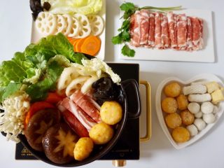 20、快手暖胃番茄火锅,其余的食材放在一边，一会儿边吃边涮。