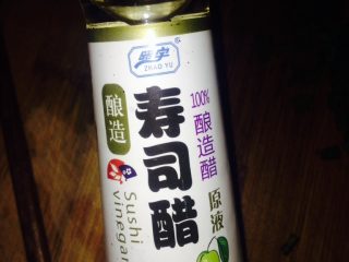 2、金枪鱼寿司,调入适量寿司醋拌匀晾凉