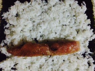 4、金枪鱼寿司,铺上米饭，放上鱼肉