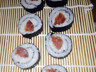 6、金枪鱼寿司,如图切段