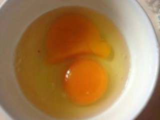 1、自制【大杂烩清汤火锅】,把鸡蛋打散。