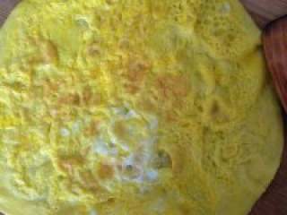 2、自制【大杂烩清汤火锅】,摊成这样的蛋饼,可以用蛋饺代 替,如果蛋饺在外面买的话我觉得 还是蛋饼好点,味道正啊!