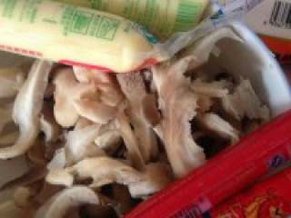 3、自制【大杂烩清汤火锅】,准备好的材料洗干净备用。