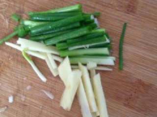 4、自制【大杂烩清汤火锅】,葱切段,姜切丝。