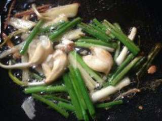 5、自制【大杂烩清汤火锅】,热锅放适量油,把香料炸出香味就可以加适量水,在加适量盐调味。