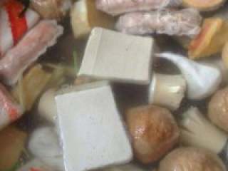 6、自制【大杂烩清汤火锅】,水烧开后, 一股脑的把东西加进去煮吧,把难熟的先放,容易熟的后放,煮个差不多就可以了。