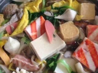 7、自制【大杂烩清汤火锅】,都放进煮了,颜色很鲜艳有木有,有食欲有木有,开动咯!