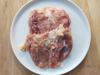 1、黑胡椒烤蔬菜鸡腿卷,去骨鸡腿排洗净。