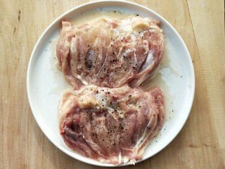 2、黑胡椒烤蔬菜鸡腿卷,在肉表面用刀划开几刀，把肉厚的地方划薄，用少许盐、料酒、黑胡椒碎腌制一会。