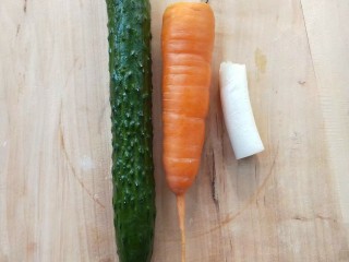 3、黑胡椒烤蔬菜鸡腿卷,准备黄瓜，胡萝卜，葱，洗净。