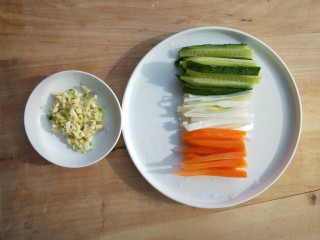 4、黑胡椒烤蔬菜鸡腿卷,黄瓜胡萝卜葱切段，蒜切末。