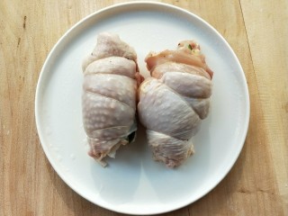 6、黑胡椒烤蔬菜鸡腿卷,把鸡腿排用手卷起来，再用细棉线绑好，棉线的作用是用来固定鸡腿卷的。
