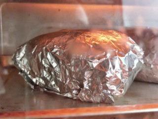 7、黑胡椒烤蔬菜鸡腿卷,烤箱预热，190度10分钟，取出翻面，再烤10分钟。