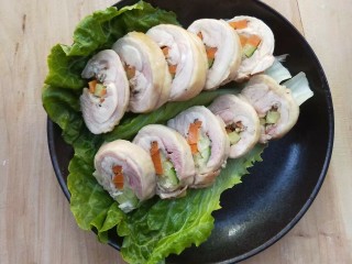 8、黑胡椒烤蔬菜鸡腿卷,取出稍微放凉，把细棉线剪开，把鸡腿卷切块摆盘，厚薄由己。生菜叶垫底，朋友们随意。