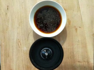 9、黑胡椒烤蔬菜鸡腿卷,烤鸡腿卷的同时准备好一碗料汁:白糖，蚝油，醪糟，酱油，黑胡椒粒混合搅拌均匀。