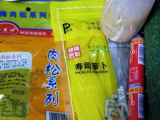 1、紫菜包饭,食材提前准备好，鸡蛋搅拌均匀摊成薄片，火腿肠切成四长条，黄瓜切长条。