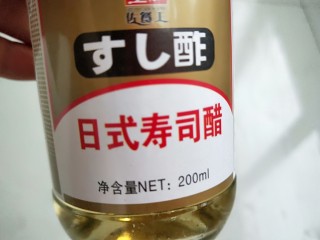 2、紫菜包饭,寿司醋准备好。