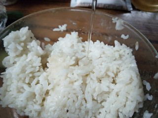 3、紫菜包饭,晚餐蒸米多蒸一碗保温，早上起来做寿司用，倒入适量寿司醋。