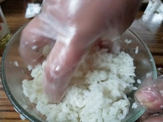 4、紫菜包饭,抓均匀备用。