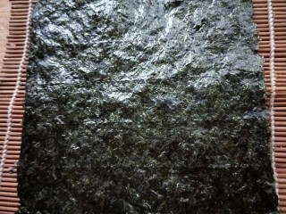 5、紫菜包饭,紫菜一张铺在竹帘子上。