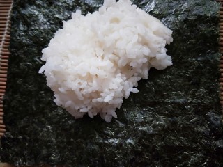 6、紫菜包饭,米饭放在紫菜上。