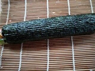 12、紫菜包饭,寿司卷就做好了。