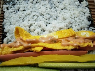 9、紫菜包饭,挤上寿司酱，沙拉酱。