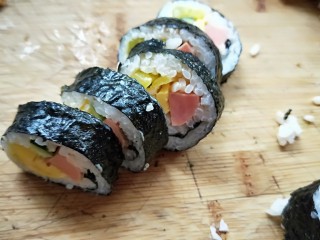 13、紫菜包饭,在切成小段。