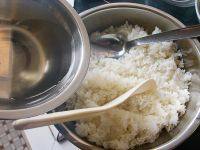 2、一口稻荷寿司,煮一锅热饭，倒入适量的盐，醋和糖，调成醋饭，放凉备用