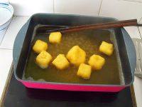 3、一口稻荷寿司,煮热水，加点酱油和鸡精调一点味，把油豆腐下去煮一会