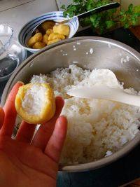 4、一口稻荷寿司,油豆腐一面开一个小口，等醋饭凉了之后，把它釀在油豆腐里