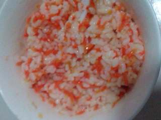 3、五彩寿司,米饭盛碗里，胡萝卜加米一份放盐，糖，寿司醋搅匀放凉，