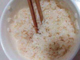 4、五彩寿司,白米饭放糖，盐，寿司醋，搅拌均匀放凉。