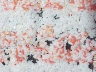 6、五彩寿司,把两样米饭分别交叉放紫菜上面，