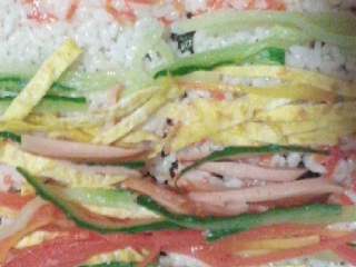 7、五彩寿司,上面放切好的菜丝等。