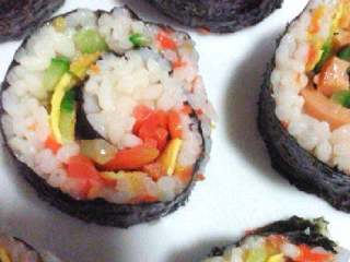 8、五彩寿司,卷起，切段，摆盘，手工。